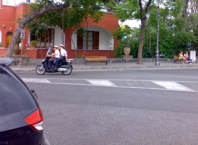 VigilesseSenzaCasco.jpg VigilesseSenzaCasco.jpg